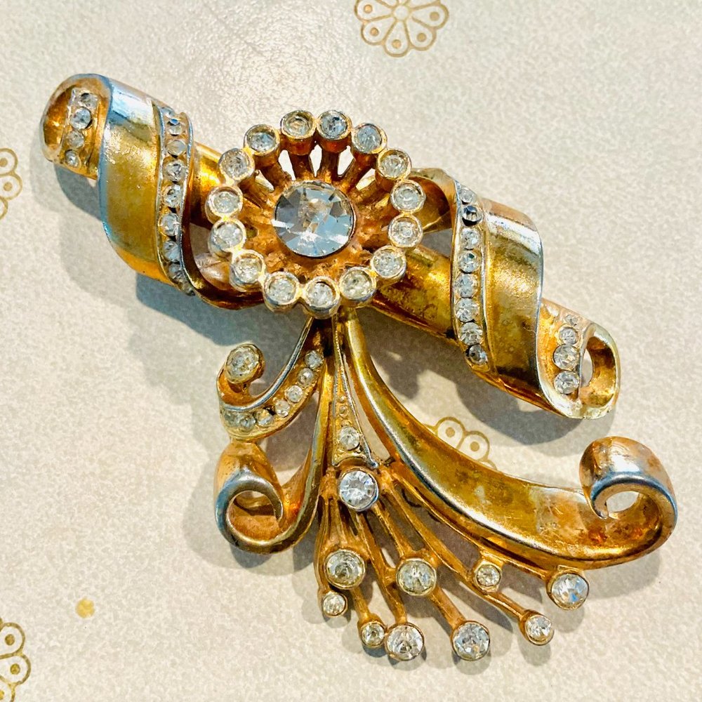 Retro Gold Tone Floral Scroll Brooch